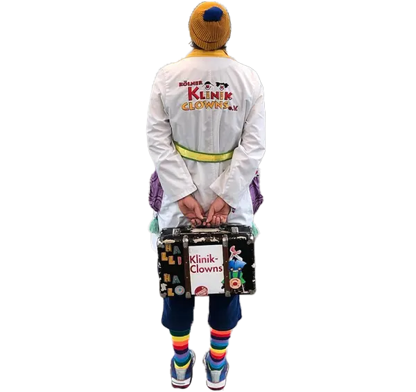 Kölner Klinikclown - Lupo mit Clownskoffer von hinten fotografiert