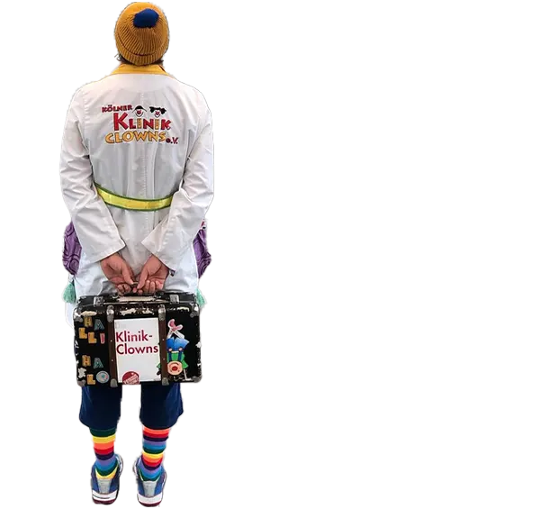 Kölner Klinikclown - Herr Martini mit Clownskoffer von hinten fotografiert